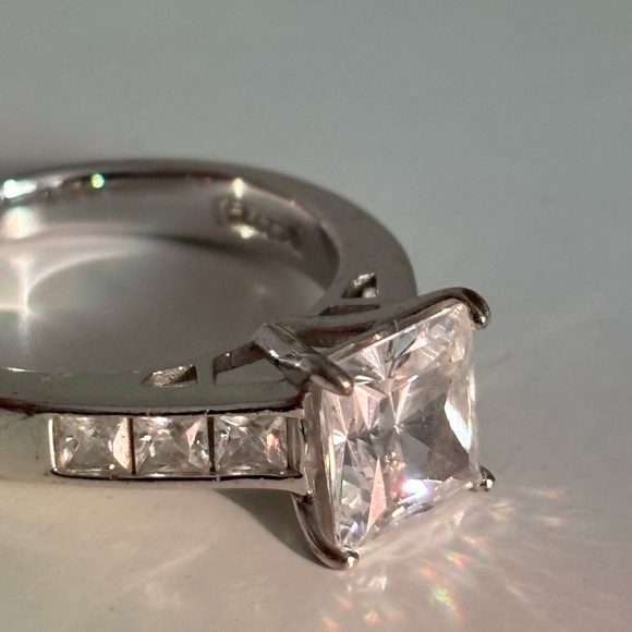 Sterling silver Cubic Zirconia princess cut ring - Picture 3 of 13